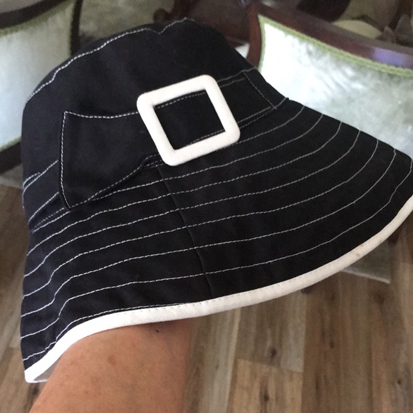 BUCKET HAT BLACK/WHITE EUC! - Picture 5 of 6